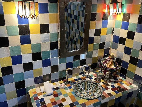 Riad Jardin Des Biehn : photo 4 de la chambre le joueur de oud