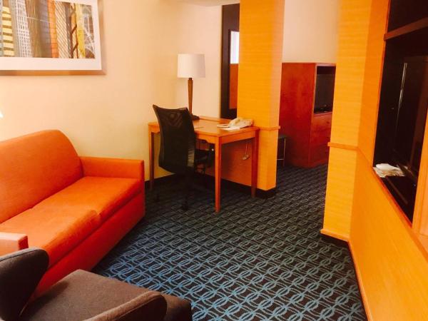 Fairfield Inn and Suites Sacramento Airport Natomas : photo 1 de la chambre suite lit king-size avec canapé-lit