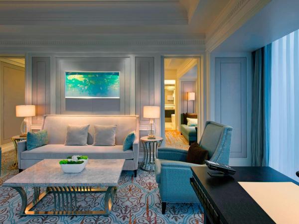 The Westin Qingdao - Instagrammable : photo 8 de la chambre suite exécutive 1 chambre avec 1 lit king-size et accès au salon club