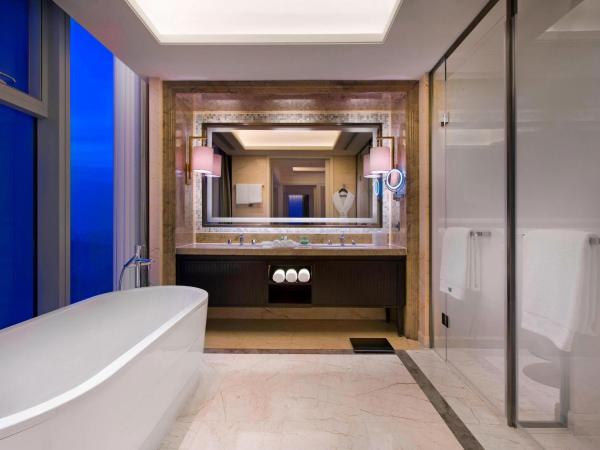 The Westin Qingdao - Instagrammable : photo 10 de la chambre suite exécutive 1 chambre avec 1 lit king-size et accès au salon club
