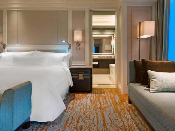 The Westin Qingdao - Instagrammable : photo 9 de la chambre suite exécutive 1 chambre avec 1 lit king-size et accès au salon club