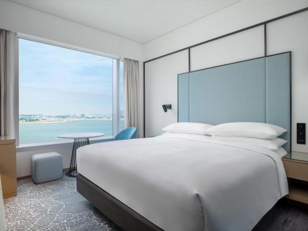 Four Points by Sheraton Hong Kong, Tung Chung : photo 2 de la chambre chambre traditionnelle avec 1 lit king-size - vue sur océan