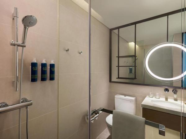 Four Points by Sheraton Hong Kong, Tung Chung : photo 4 de la chambre chambre traditionnelle avec 1 lit king-size
