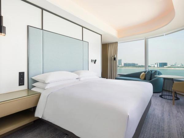 Four Points by Sheraton Hong Kong, Tung Chung : photo 2 de la chambre suite exécutive avec 1 lit king-size - vue sur océan