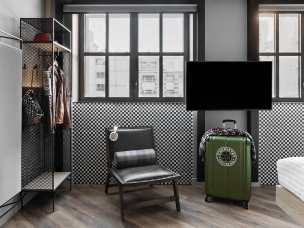 Moxy Lille City : photo 3 de la chambre chambre lits jumeaux moxy sleeper avec 2 lits jumeaux/simples