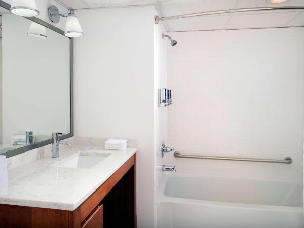 Four Points by Sheraton Virginia Beach Oceanfront : photo 1 de la chambre suite avec 2 lits queen-size, canapé-lit et balcon - côté océan - Étage Élevé