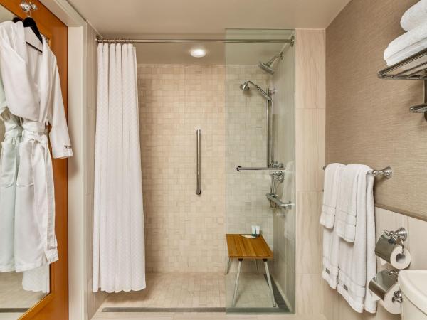 The Westin Resort & Spa, Whistler : photo 7 de la chambre suite studio accessible aux personnes à mobilité réduite avec 1 lit queen-size et cheminée - tour ouest