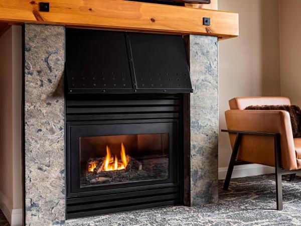 The Westin Resort & Spa, Whistler : photo 4 de la chambre suite studio avec 1 lit queen-size, canapé-lit et cheminée