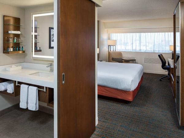 Delta Hotels by Marriott Calgary South : photo 2 de la chambre chambre lit king-size deluxe avec canapé-lit