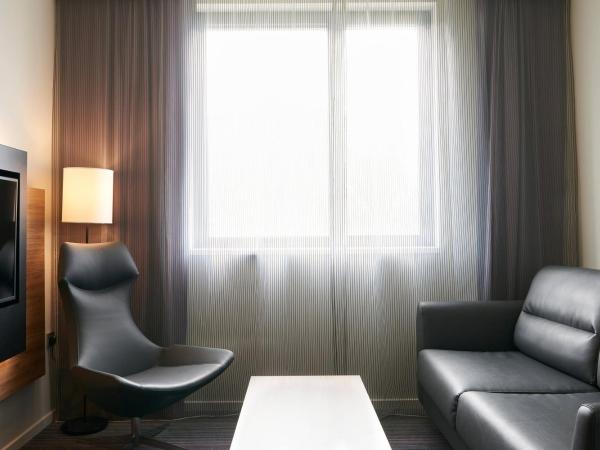 Moxy London Excel : photo 3 de la chambre chambre familiale 1 lit queen-size et canapé-lit - moxyfied