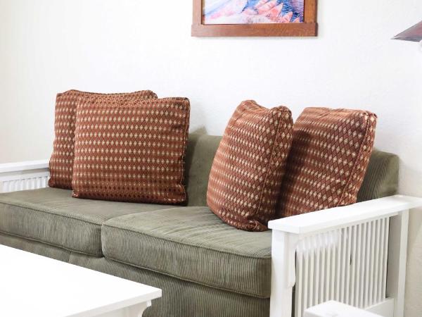 Hotel Carmel Santa Monica : photo 4 de la chambre suite lit king-size avec canapé-lit