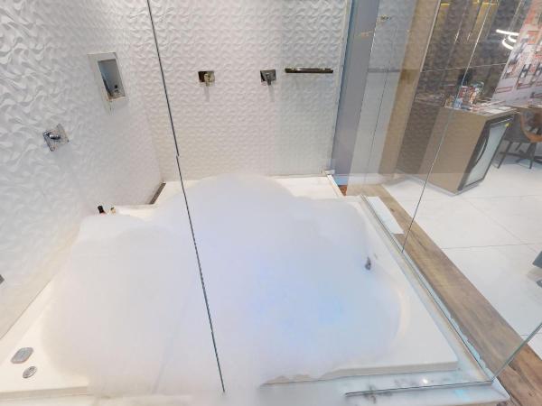 Motel DUBAI BH : photo 5 de la chambre suite lit king-size avec baignoire spa