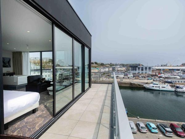 Le Barracuda & Spa, Centre Port, pieds dans l'eau, vue mer : photo 5 de la chambre suite junior avec balcon et accès au spa - vue panoramique