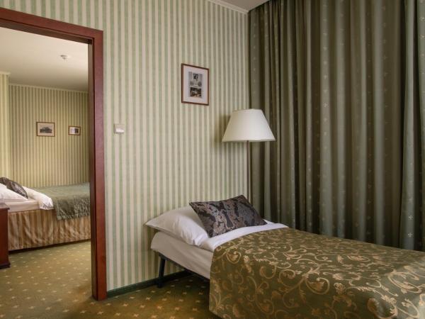 Hotel Morris Relax & Wellness : photo 5 de la chambre chambre triple de luxe avec balcon ou terrasse