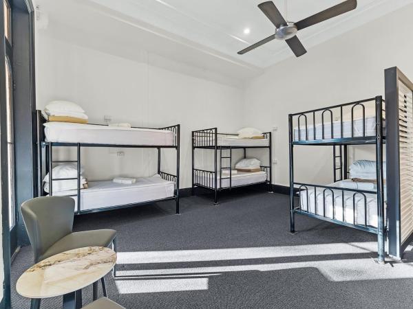 London Plane Backpackers : photo 3 de la chambre bed in 8-bed mixed dormitory room (ages 18-40 years only)