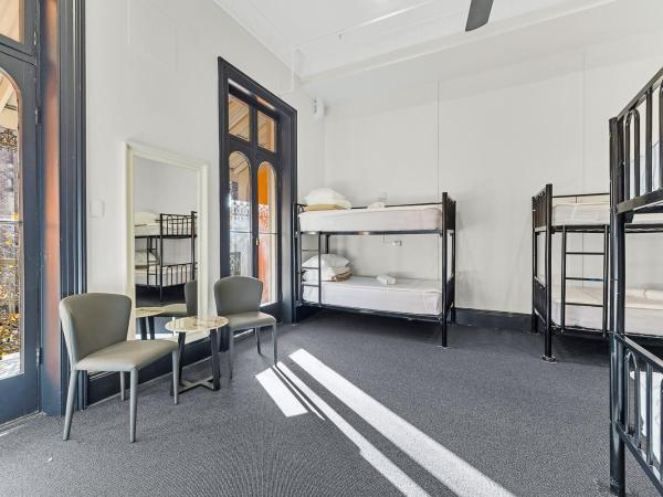 London Plane Backpackers : photo 5 de la chambre bed in 8-bed mixed dormitory room (ages 18-40 years only)