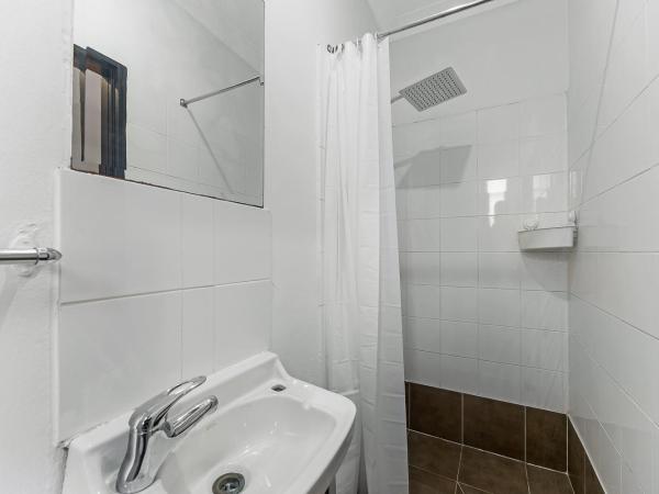 London Plane Backpackers : photo 2 de la chambre bed in 8-bed mixed dormitory room (ages 18-40 years only)