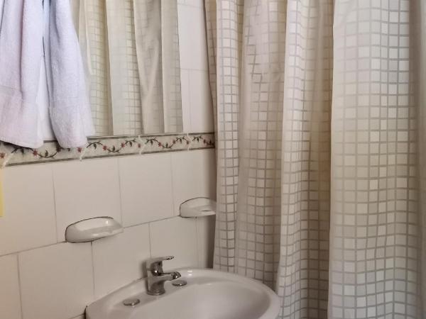 Cuatro Cerros Hostel : photo 8 de la chambre chambre double ou lits jumeaux avec salle de bains privative