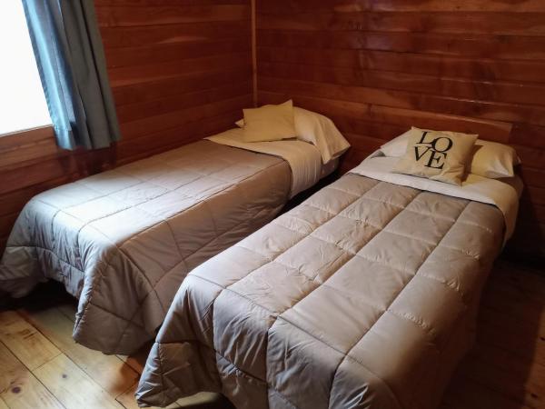 Cuatro Cerros Hostel : photo 7 de la chambre chambre double ou lits jumeaux avec salle de bains privative