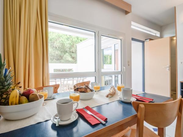 Résidence Pierre & Vacances Les Terrasses Du Parc : photo 4 de la chambre appartement 2 chambres avec terrasse (6 personnes) - rez-de-chaussée