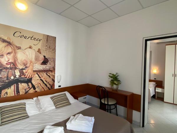 Hotel Villa del Parco : photo 4 de la chambre chambre familiale standard