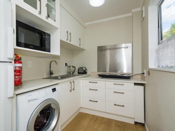 Harbour View Guesthouse : photo 6 de la chambre #2 queen bed with sea view and deck (shared bathroom)