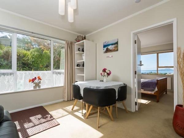 Harbour View Guesthouse : photo 7 de la chambre #2 queen bed with sea view and deck (shared bathroom)