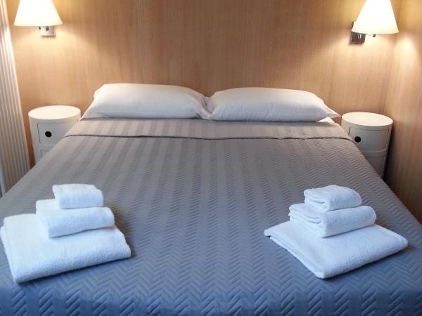 B&B Bergamo Alta : photo 7 de la chambre chambre double ou lits jumeaux avec salle de bains commune