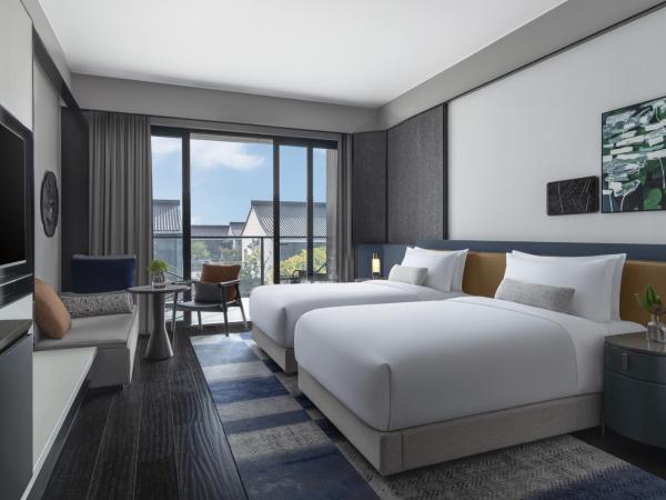 Kimpton Bamboo Grove Suzhou, an IHG Hotel : photo 1 de la chambre double room with two double beds and courtyard river view