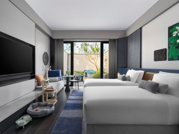 Kimpton Bamboo Grove Suzhou, an IHG Hotel : photo 1 de la chambre double room with two double beds and outdoor living area - pet friendly