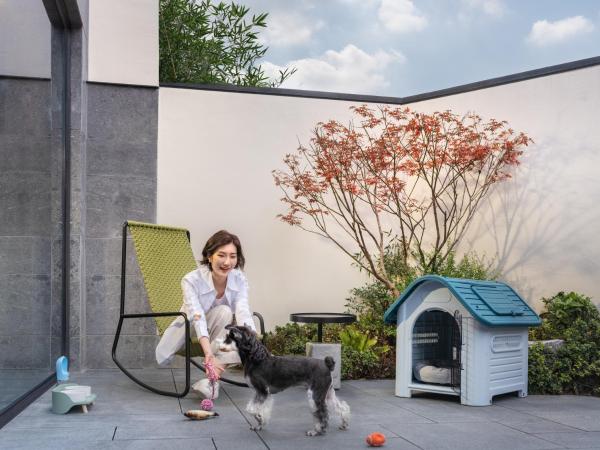 Kimpton Bamboo Grove Suzhou, an IHG Hotel : photo 2 de la chambre double room with two double beds and outdoor living area - pet friendly