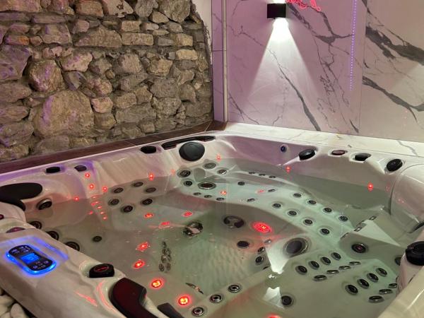 Grenoble LA SUITE 2 spa jaccuzzi et sauna privatif : photo 1 de la chambre suite deluxe avec baignoire spa