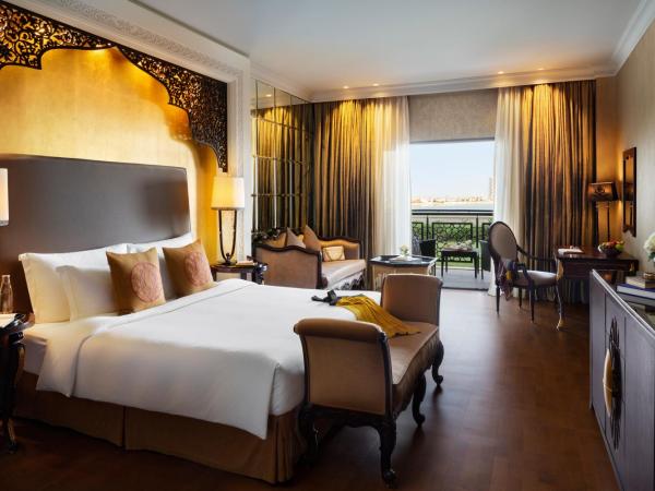 Jumeirah Zabeel Saray Dubai : photo 3 de la chambre chambre supérieure lit king-size avec balcon, accès aux installations de spa de luxe, club enfants & ados et cinéma privé