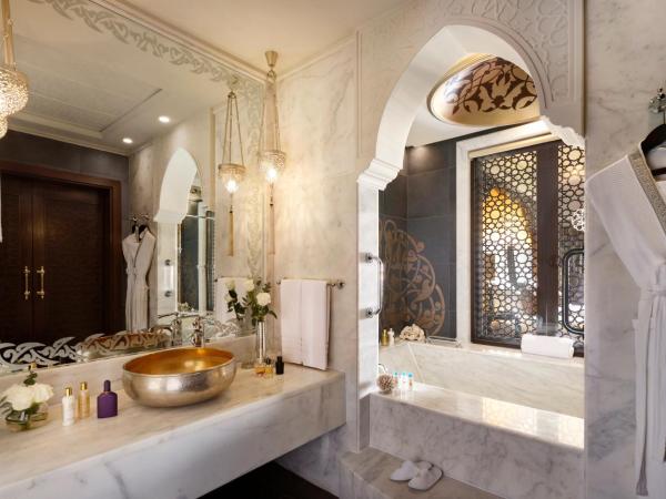 Jumeirah Zabeel Saray Dubai : photo 5 de la chambre hébergement familiale deluxe avec balcon, accès au spa de luxe, club enfants & ados et cinéma privé - vue sur mer
