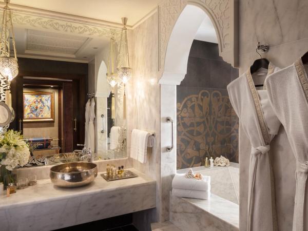Jumeirah Zabeel Saray Dubai : photo 4 de la chambre suite 2 chambres lit king-size - balcon - accès au club incluant petit-déjeuner, goûter, cocktails en soirée et boissons sans alcool