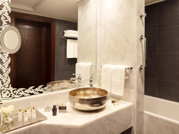 Jumeirah Zabeel Saray Dubai : photo 6 de la chambre hébergement 2 chambres « grand deluxe » avec balcon, accès au spa de luxe, club enfants & ados et cinéma privé
