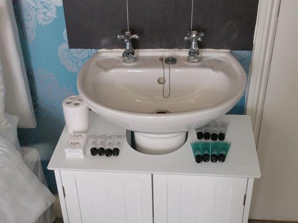 Diamonds Villa near York Hospital : photo 2 de la chambre chambre triple avec salle de bains commune