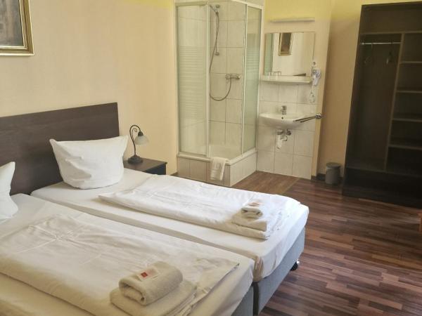 Hotel Am Stuttgarter Eck : photo 1 de la chambre chambre double avec douche et toilettes communes