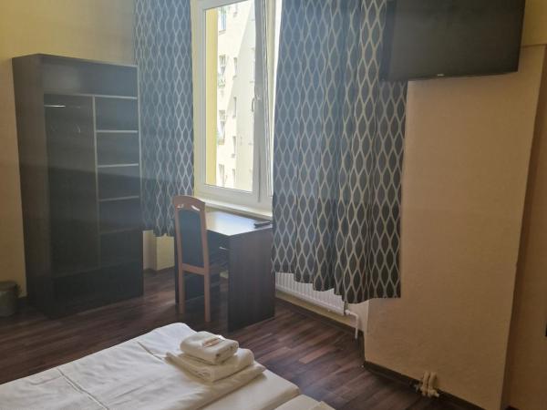 Hotel Am Stuttgarter Eck : photo 2 de la chambre chambre double avec douche et toilettes communes