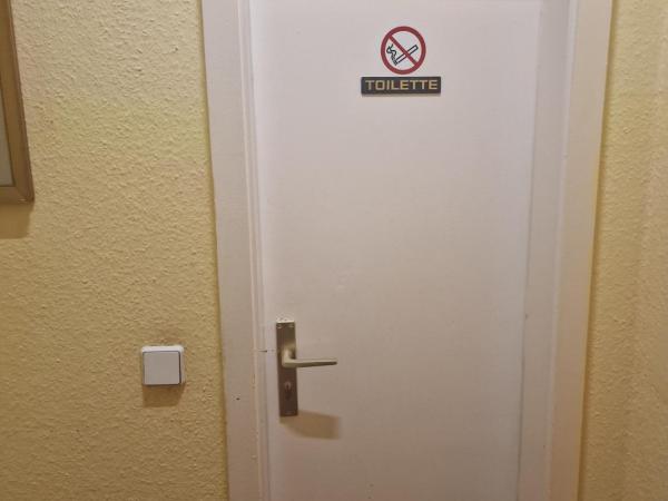 Hotel Am Stuttgarter Eck : photo 3 de la chambre chambre double avec douche et toilettes communes