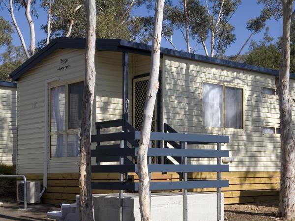 Alivio Tourist Park Canberra : photo 2 de la chambre wattle glen premium cabin (2 bedroom)