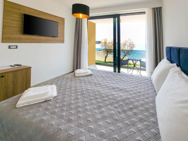 Maresole Beachfront Residence : photo 7 de la chambre chambre double - vue sur mer