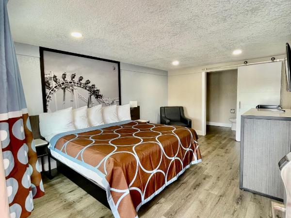 Super 8 by Wyndham Kissimmee-Orlando : photo 1 de la chambre king room with mobility/hearing access and roll-in shower, non-smoking