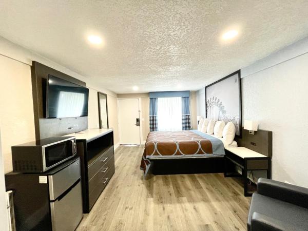 Super 8 by Wyndham Kissimmee-Orlando : photo 2 de la chambre king room with mobility/hearing access and roll-in shower, non-smoking