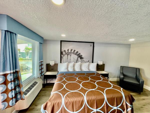 Super 8 by Wyndham Kissimmee-Orlando : photo 3 de la chambre king room with mobility/hearing access and roll-in shower, non-smoking