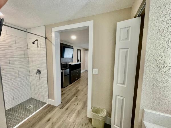 Super 8 by Wyndham Kissimmee-Orlando : photo 6 de la chambre king room with mobility/hearing access and roll-in shower, non-smoking