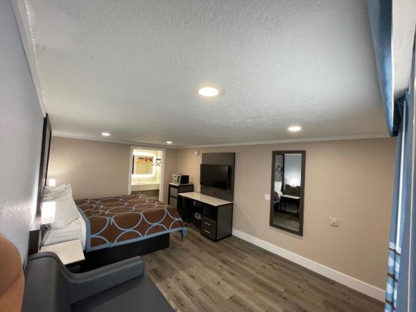 Super 8 by Wyndham Kissimmee-Orlando : photo 5 de la chambre chambre lit king-size - non-fumeurs