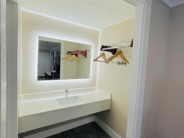 Super 8 by Wyndham Kissimmee-Orlando : photo 1 de la chambre chambre lit king-size - non-fumeurs