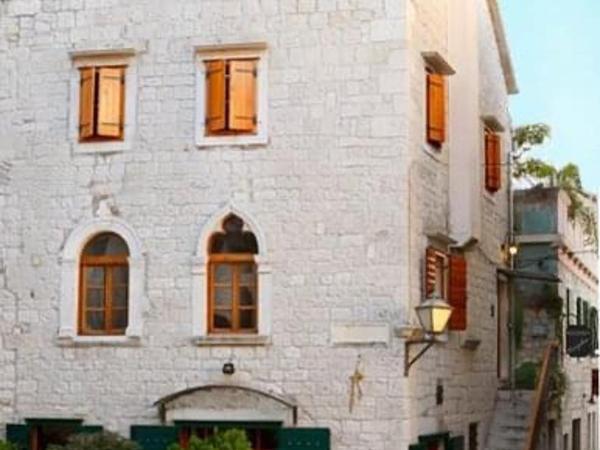 Vanjaka bed and breakfast : photo 2 de la chambre chambre triple avec terrasse