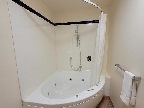 City of Sails Motel : photo 9 de la chambre studio avec baignoire spa